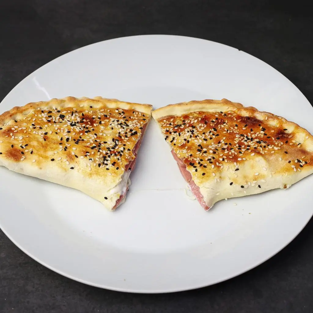 فطيرة نقانق جبن